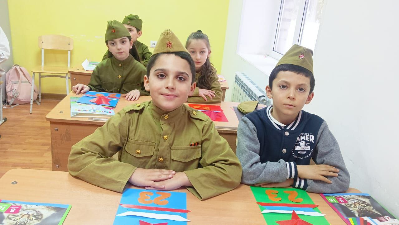 В преддверии Дня Защитника Отечества в творческом объединении "умелые руки" педагог Алимова Лейла провела открытое занятие на тему: "Изготовление поздравительной открытки"