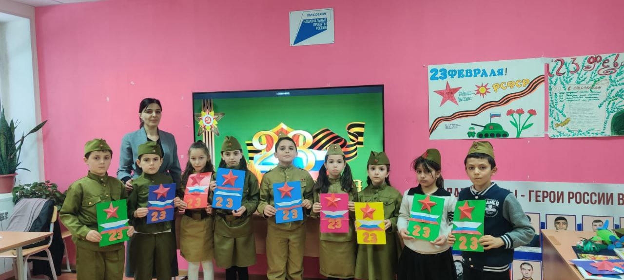 В преддверии Дня Защитника Отечества в творческом объединении "умелые руки" педагог Алимова Лейла провела открытое занятие на тему: "Изготовление поздравительной открытки"