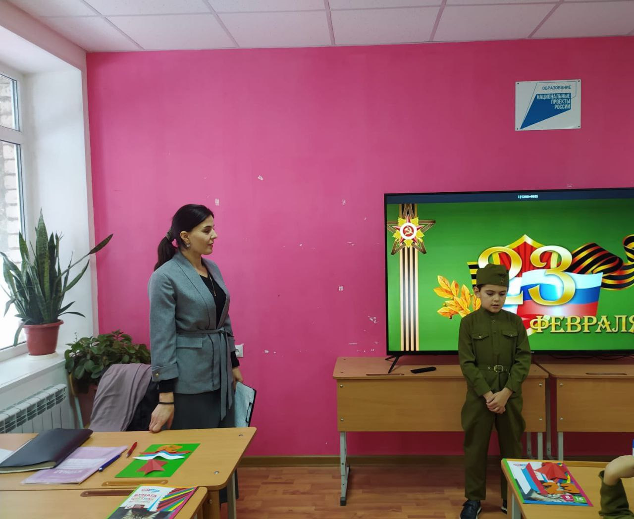 В преддверии Дня Защитника Отечества в творческом объединении "умелые руки" педагог Алимова Лейла провела открытое занятие на тему: "Изготовление поздравительной открытки"