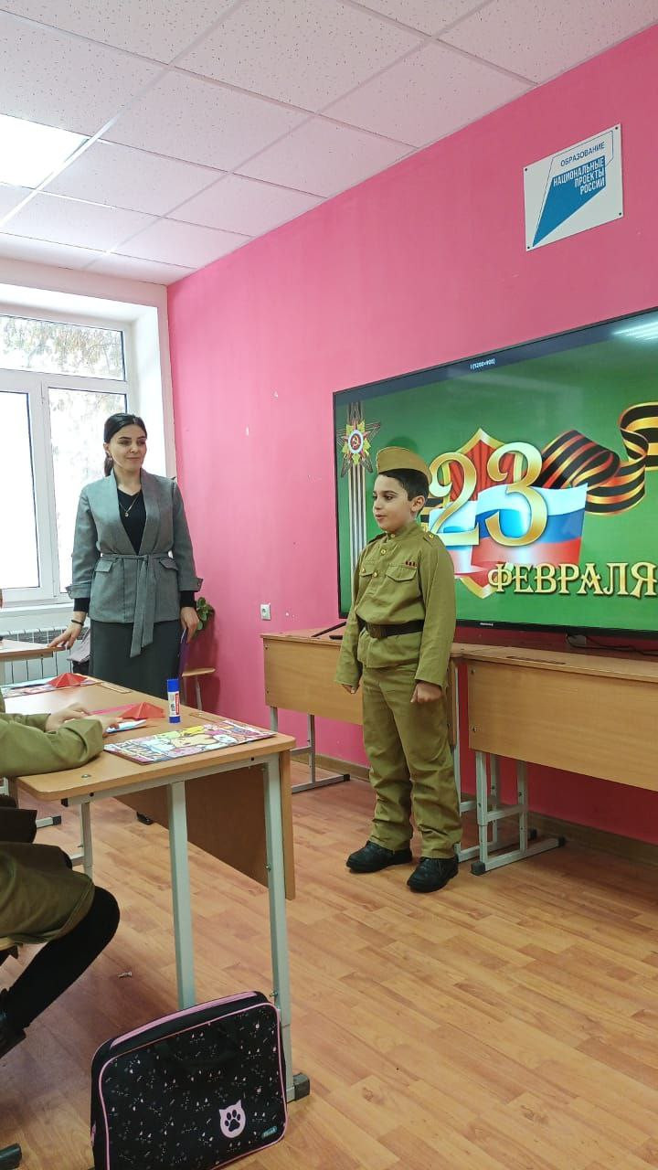 В преддверии Дня Защитника Отечества в творческом объединении "умелые руки" педагог Алимова Лейла провела открытое занятие на тему: "Изготовление поздравительной открытки"