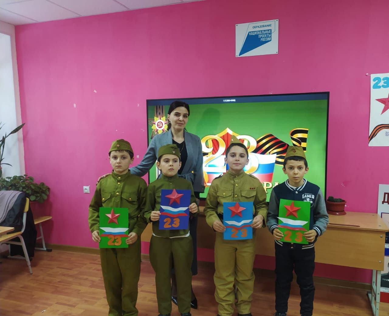 В преддверии Дня Защитника Отечества в творческом объединении "умелые руки" педагог Алимова Лейла провела открытое занятие на тему: "Изготовление поздравительной открытки"