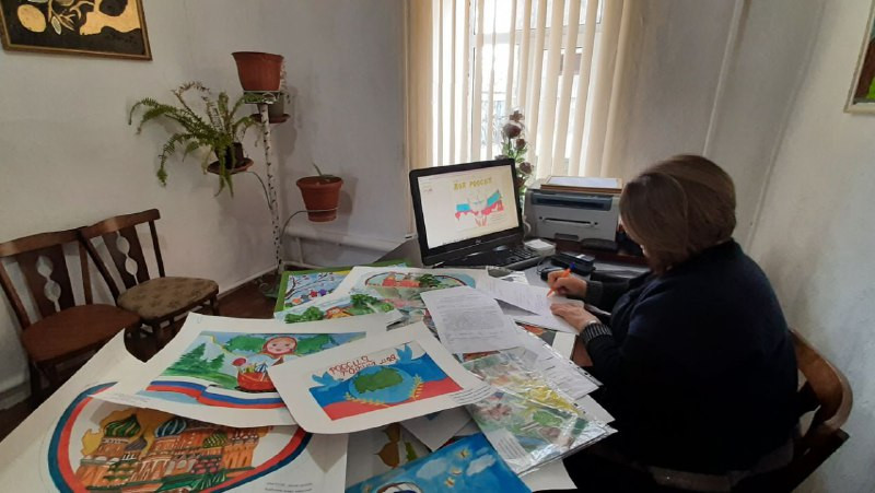 Сегодня, на базе нашей школы, прошёл муниципальный этап Республиканского конкурса рисунков "Моя Россия: рисуем сердцем!"