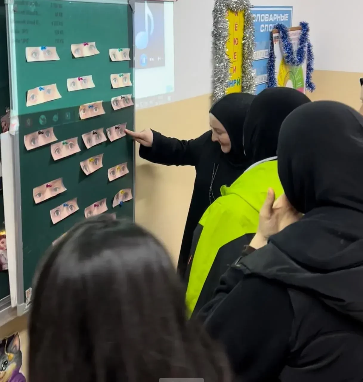 В школе «Возрождение» тепло поздравили мам