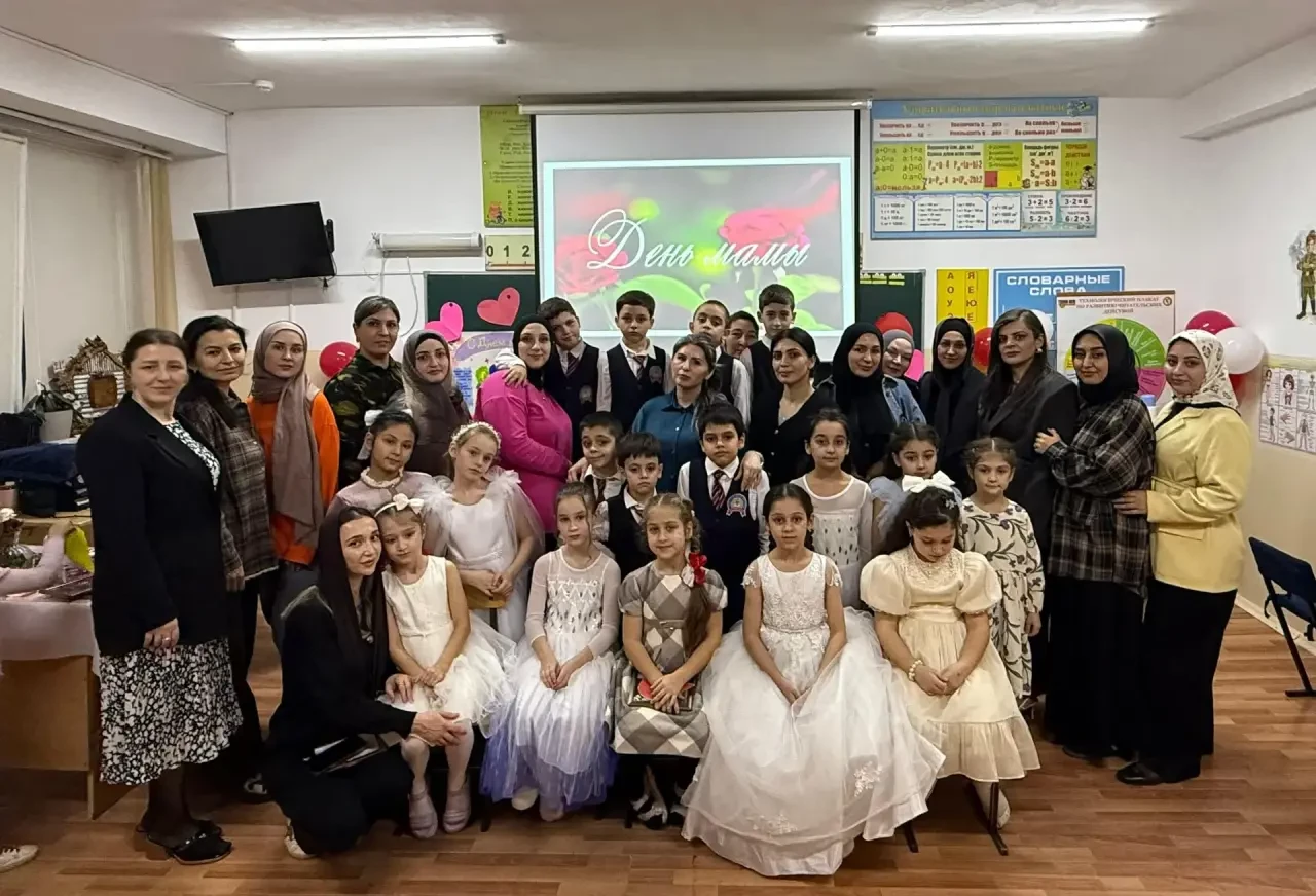 В школе «Возрождение» тепло поздравили мам