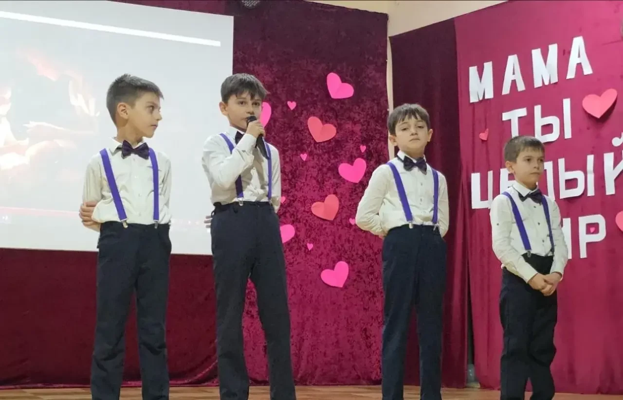 В школе «Возрождение» тепло поздравили мам