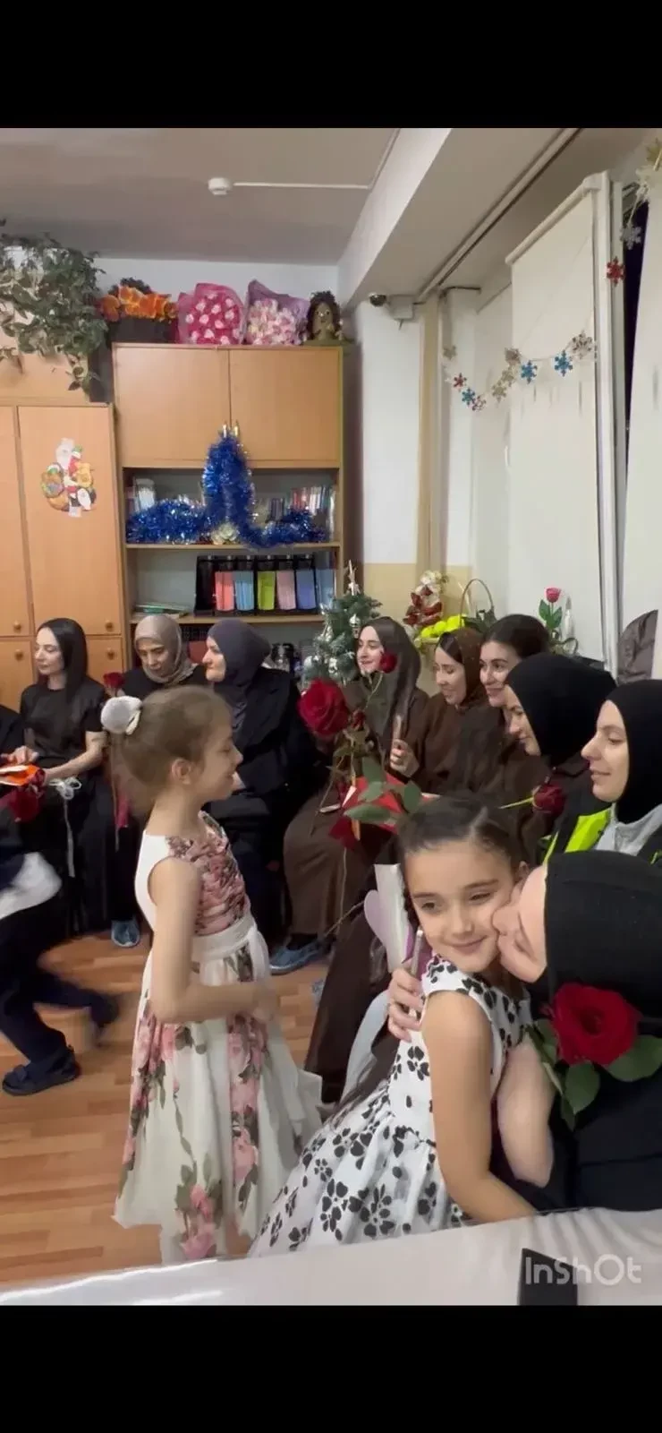 В школе «Возрождение» тепло поздравили мам