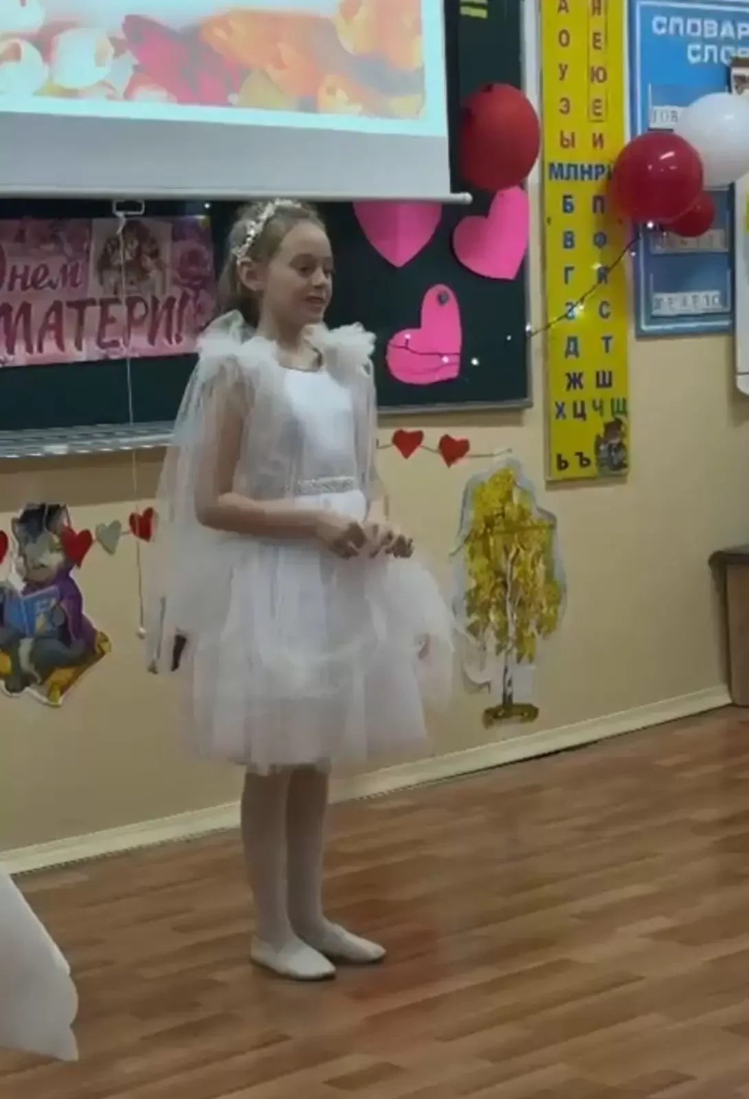 В школе «Возрождение» тепло поздравили мам