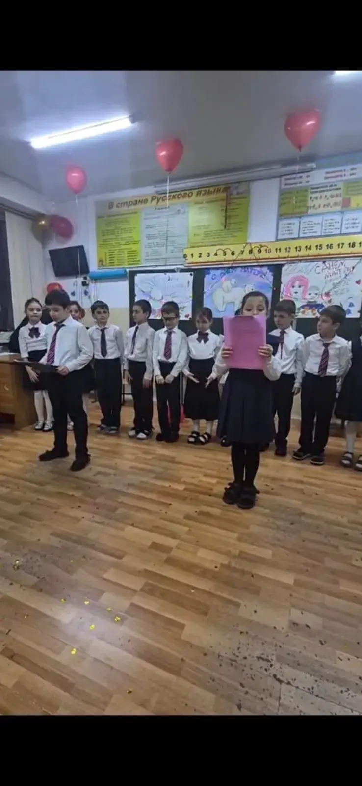 В школе «Возрождение» тепло поздравили мам