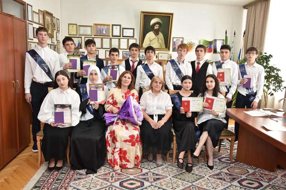 Торжественное вручение аттестатов в ЧОУ СШ «Возрождение» - 2025