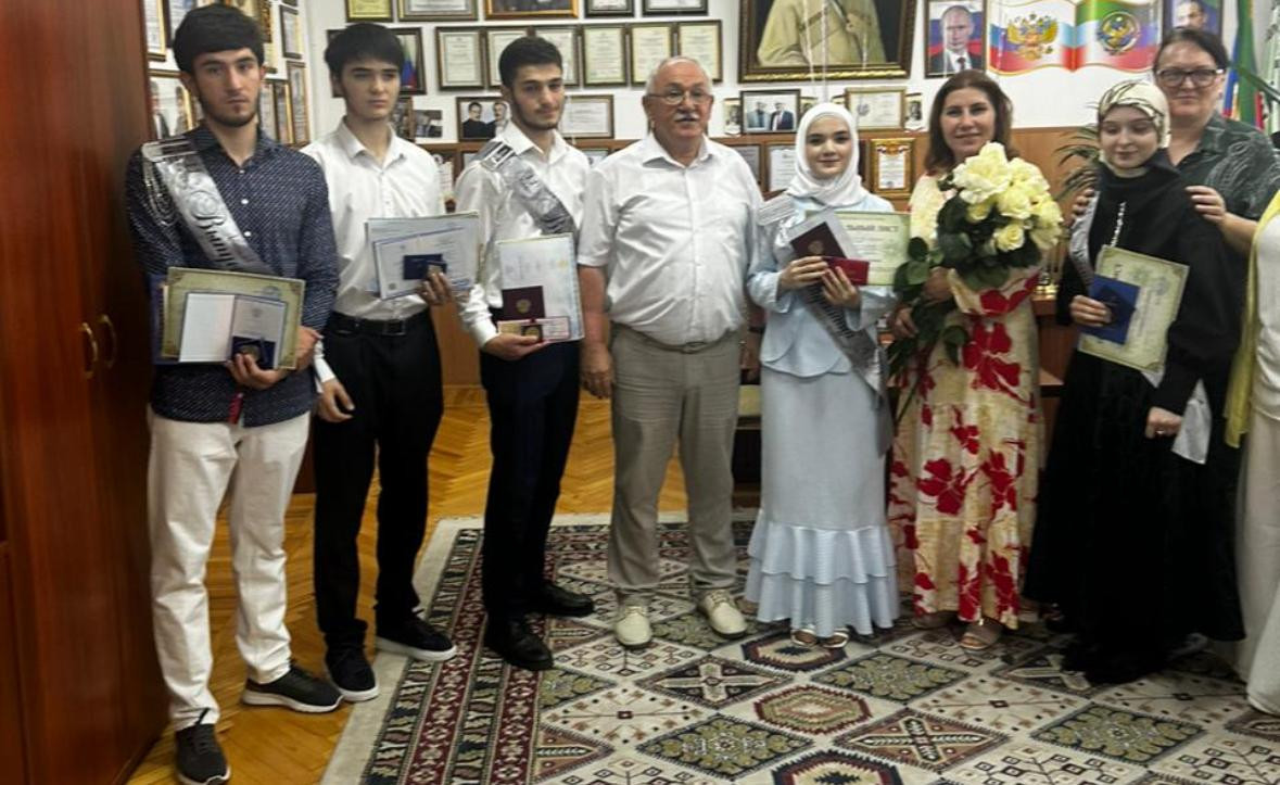 Торжественное вручение аттестатов в ЧОУ СШ «Возрождение» - 2025