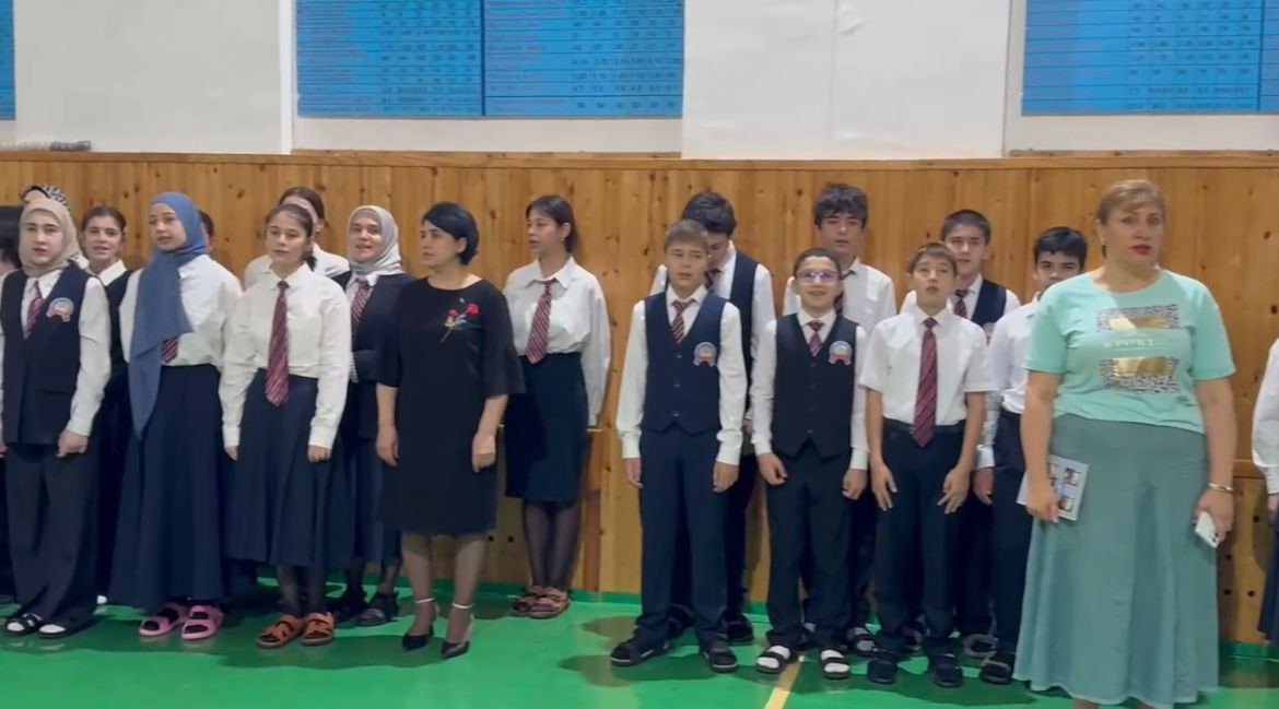 Торжественная линейка с поднятия флагов РФ и РД