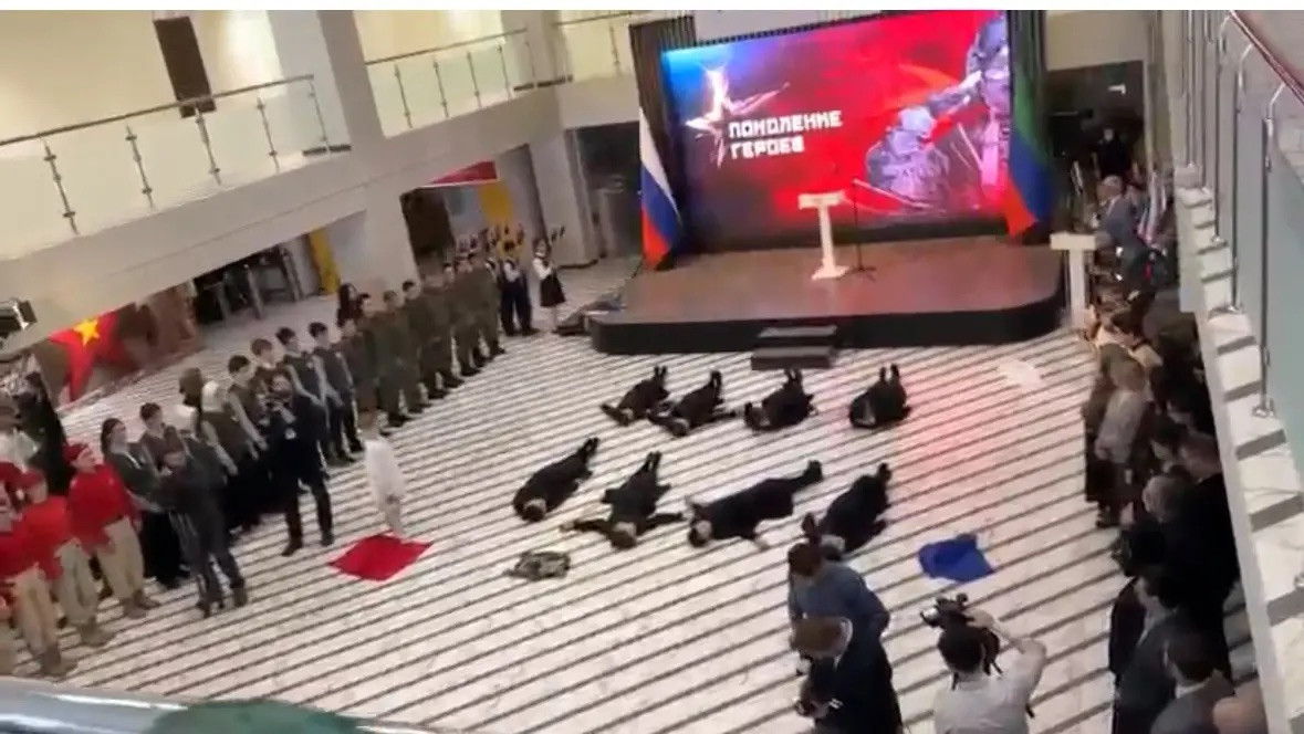 Патриотическая мультимедийная выставка "Поколение героев"