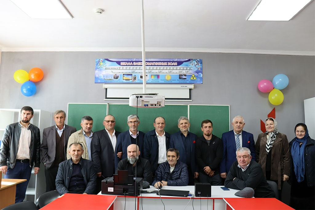 Торжественное открытие кабинета физики памяти  Хандулы Ашиковича в МКОУ "Нижне-Гакваринская СОШ"