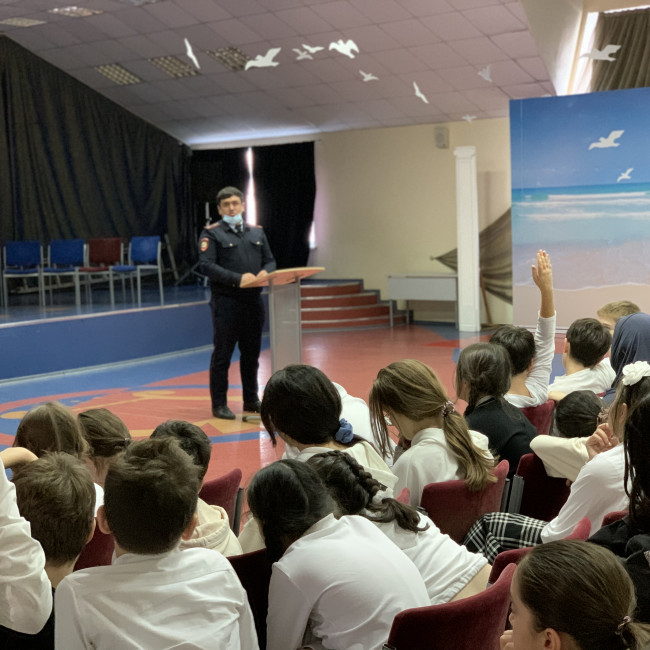20 октября в школе Сафинат в рамках оперативно-профилактических мероприятий и реализации программы противодействия экстремизму и терроризму, старший инспектор ОДН ОМВД России по РД Курбанов М. К. пров