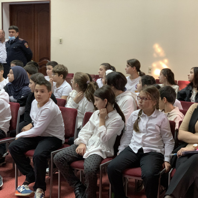 20 октября в школе Сафинат в рамках оперативно-профилактических мероприятий и реализации программы противодействия экстремизму и терроризму, старший инспектор ОДН ОМВД России по РД Курбанов М. К. пров