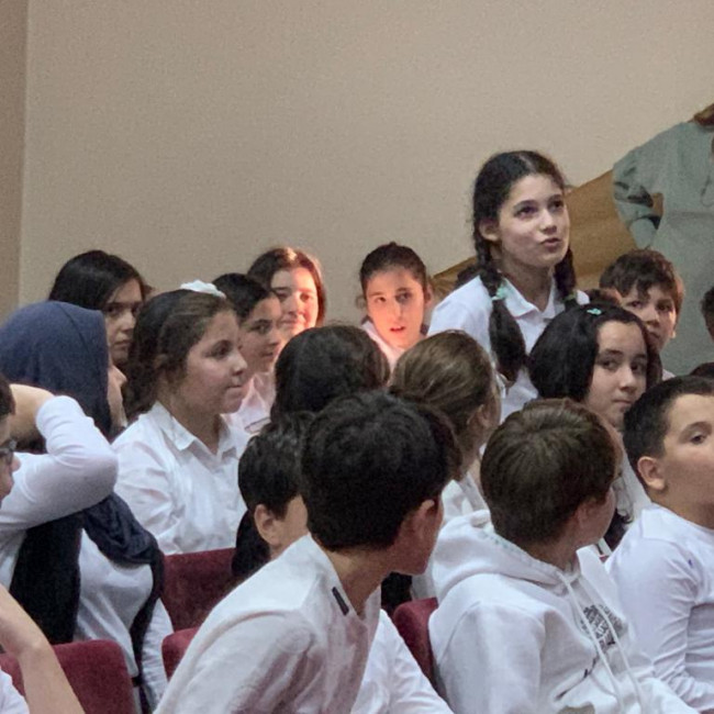 20 октября в школе Сафинат в рамках оперативно-профилактических мероприятий и реализации программы противодействия экстремизму и терроризму, старший инспектор ОДН ОМВД России по РД Курбанов М. К. пров