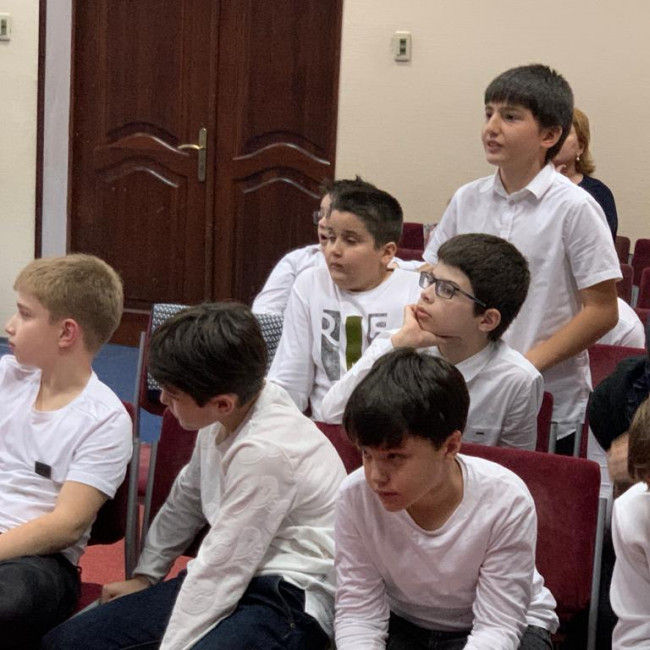 20 октября в школе Сафинат в рамках оперативно-профилактических мероприятий и реализации программы противодействия экстремизму и терроризму, старший инспектор ОДН ОМВД России по РД Курбанов М. К. пров