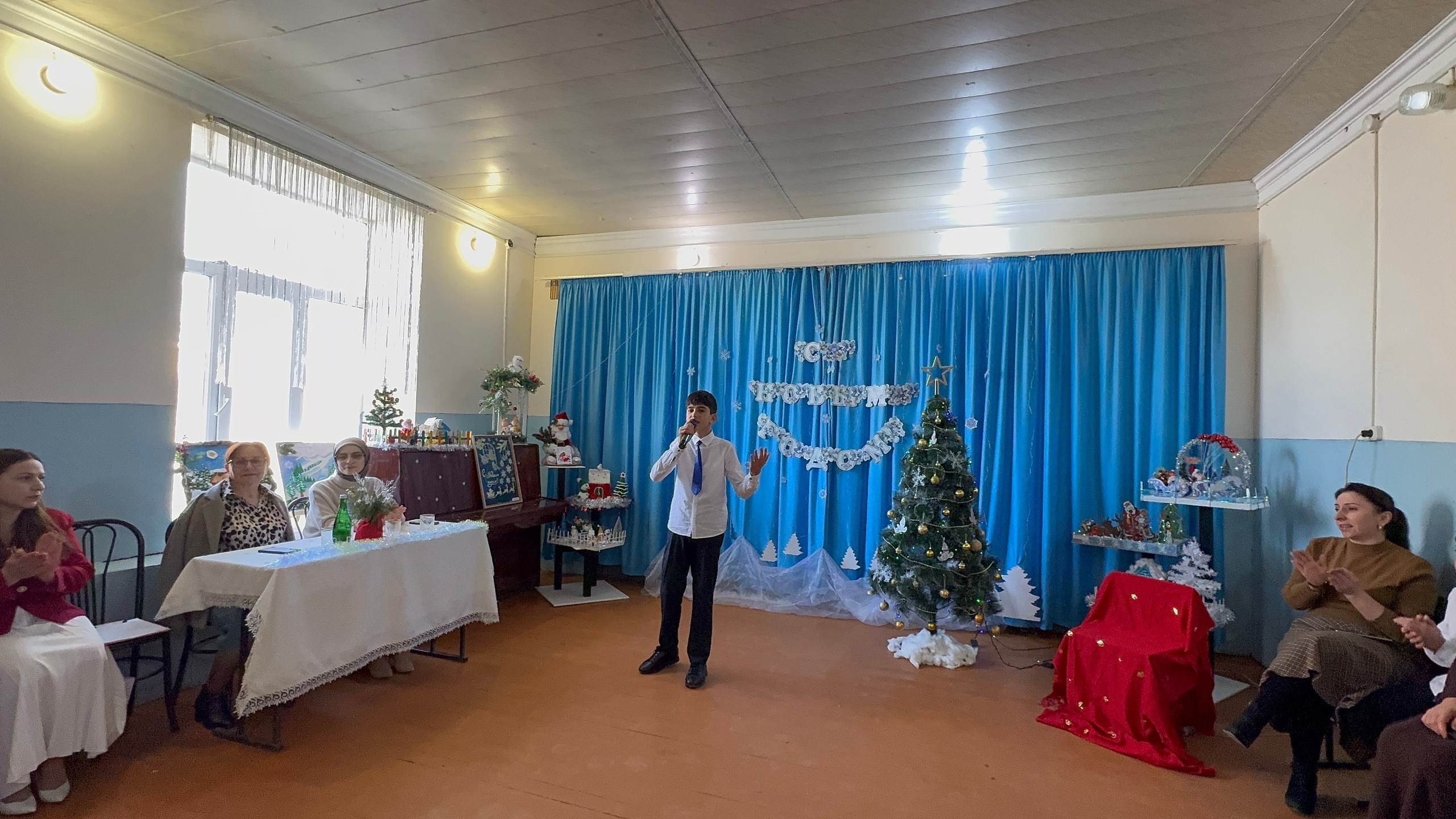 30 декабря в Доме детского творчества прошло незабываемое, яркое, новогоднее, театрализованное, танцевально - музыкальное представление для детей "Новогоднее настроение".