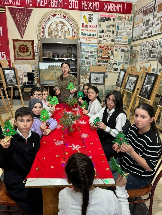 24 декабря в Дагогнинском историко-краеведческом музее педагог Дома детского творчества Абдуллаева Сабина Зияутдиновна провела мастер класс для детей «Новогодняя елочка».