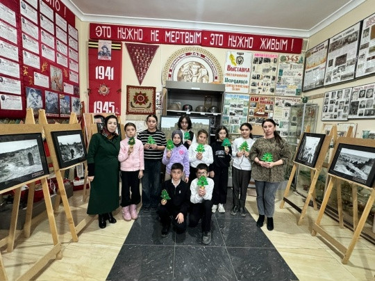 24 декабря в Дагогнинском историко-краеведческом музее педагог Дома детского творчества Абдуллаева Сабина Зияутдиновна провела мастер класс для детей «Новогодняя елочка».