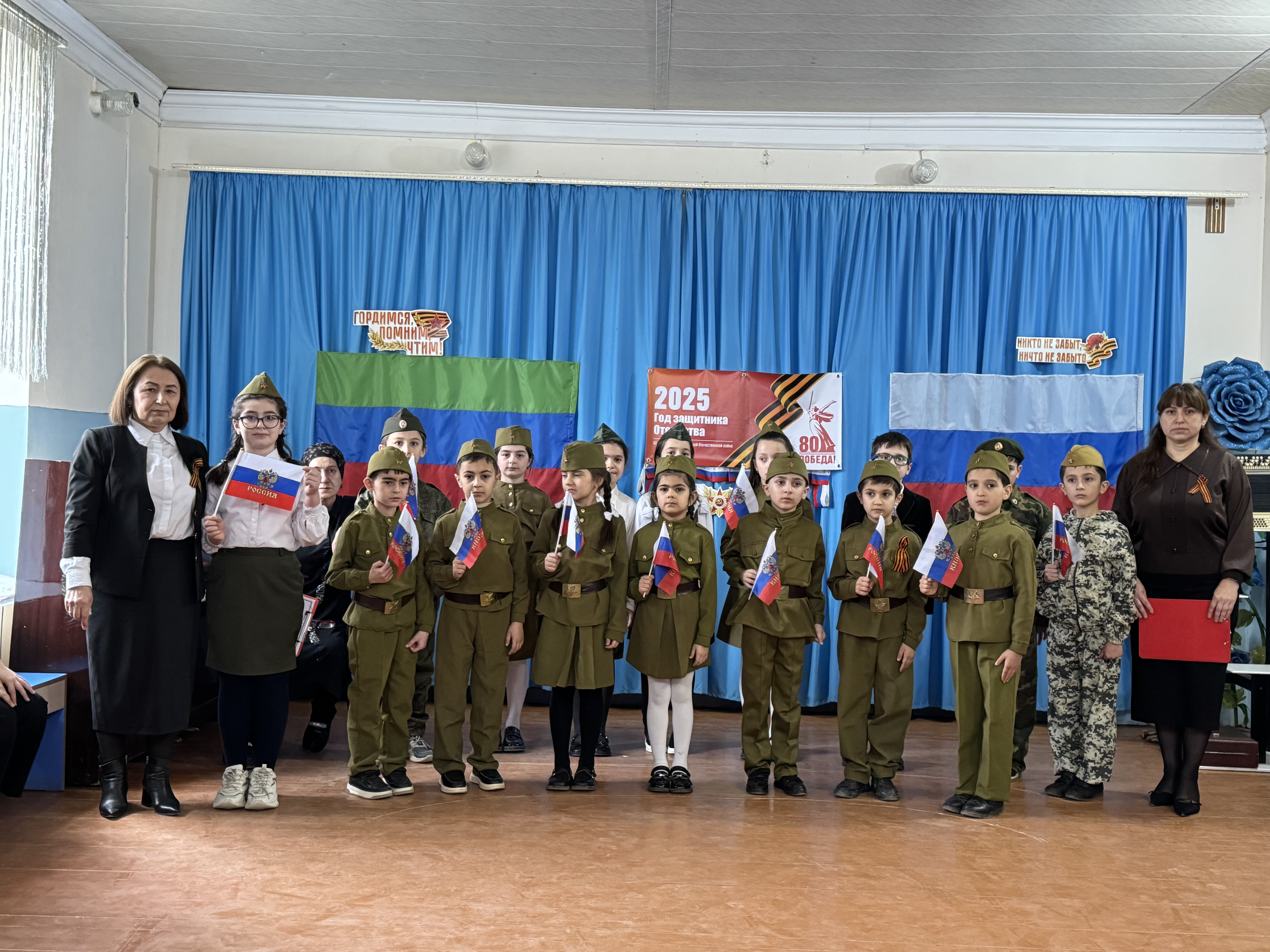 В преддверии праздника Дня Защитника Отечества педагоги Мирзоева Д.А. и Гаджикеримова Ф.Г  провели праздничную литературно-музыкальную  программу "Его зарыли в шар земной"