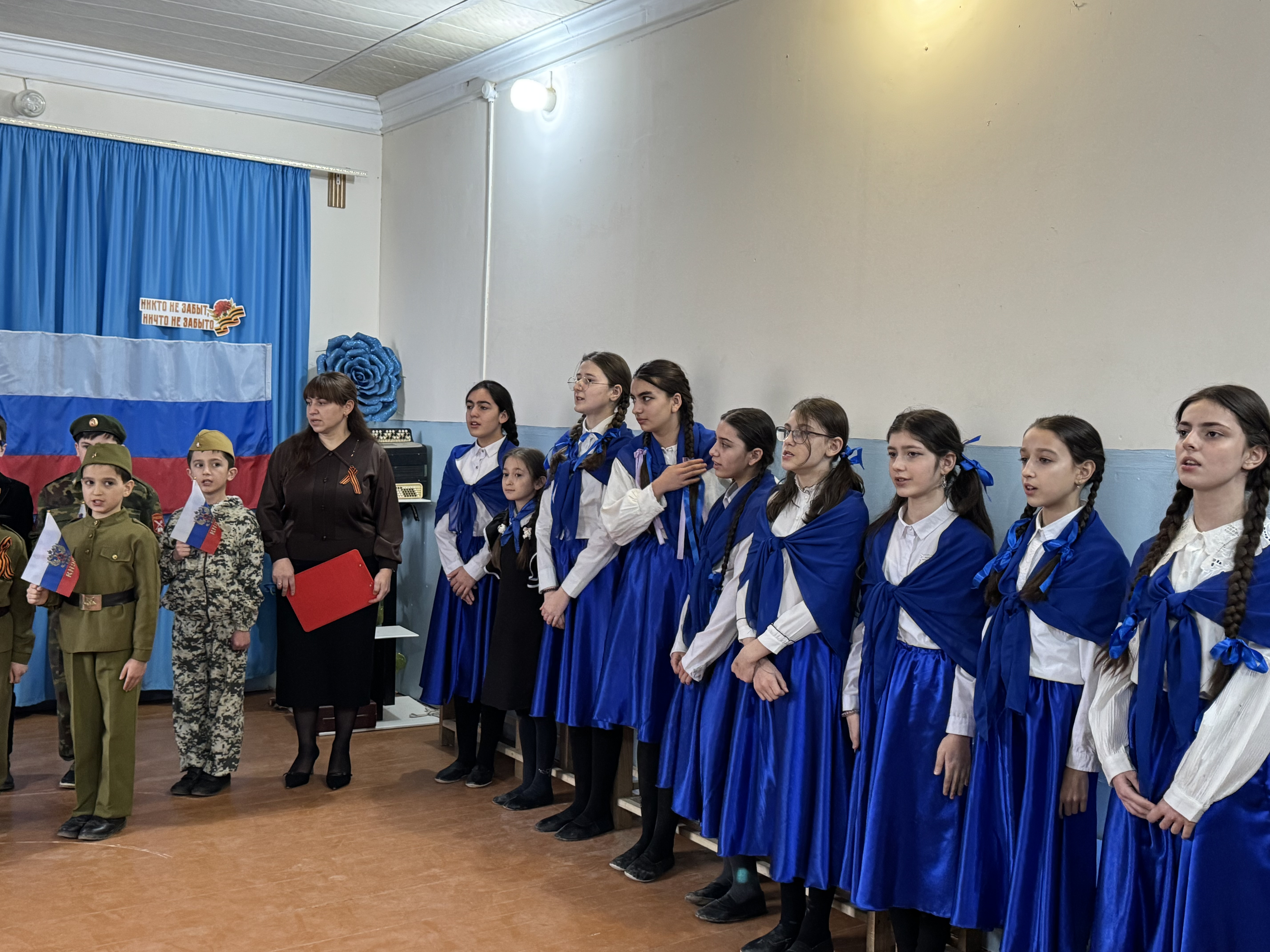 В преддверии праздника Дня Защитника Отечества педагоги Мирзоева Д.А. и Гаджикеримова Ф.Г  провели праздничную литературно-музыкальную  программу "Его зарыли в шар земной"