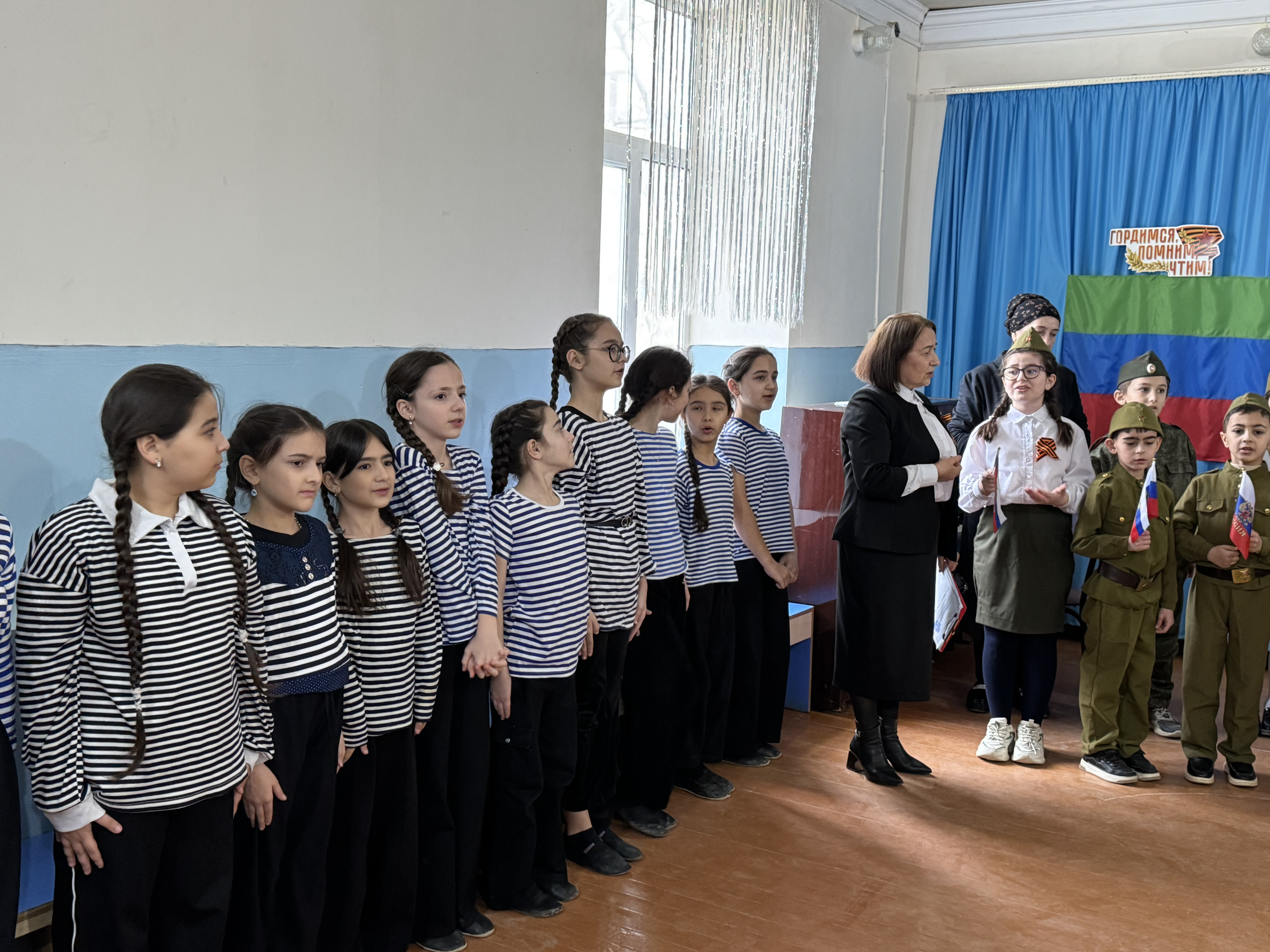 В преддверии праздника Дня Защитника Отечества педагоги Мирзоева Д.А. и Гаджикеримова Ф.Г  провели праздничную литературно-музыкальную  программу "Его зарыли в шар земной"