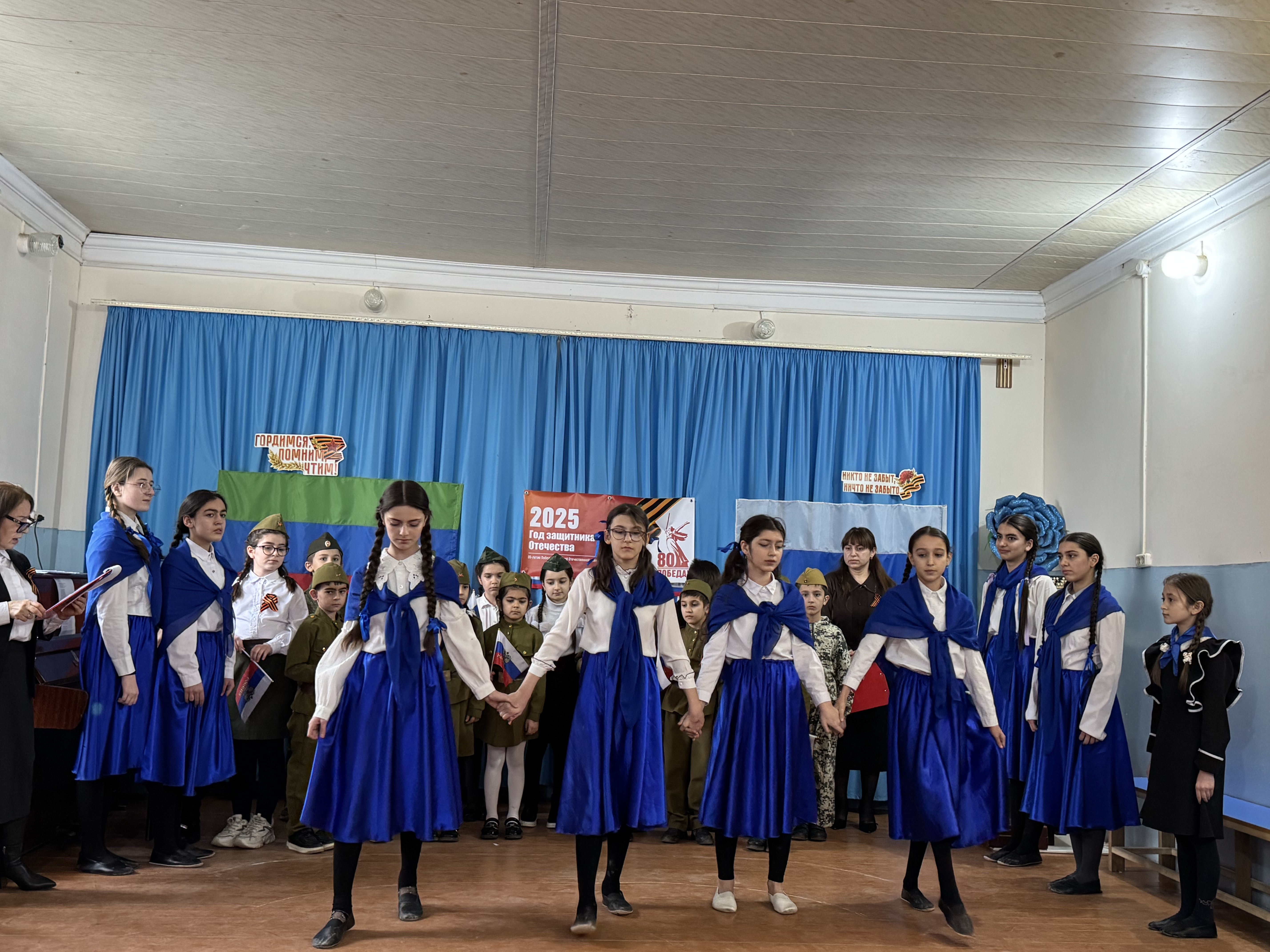 В преддверии праздника Дня Защитника Отечества педагоги Мирзоева Д.А. и Гаджикеримова Ф.Г  провели праздничную литературно-музыкальную  программу "Его зарыли в шар земной"