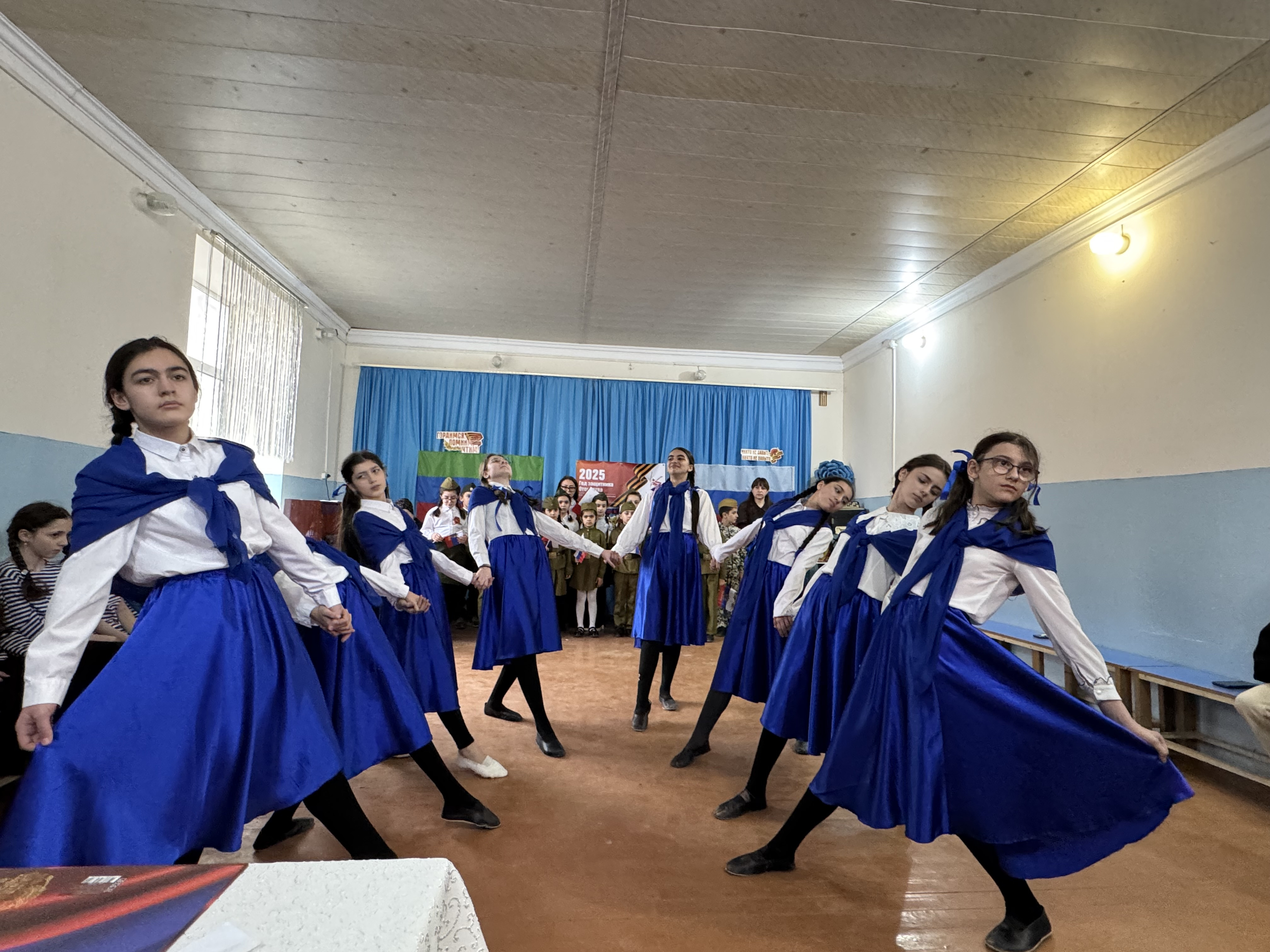 В преддверии праздника Дня Защитника Отечества педагоги Мирзоева Д.А. и Гаджикеримова Ф.Г  провели праздничную литературно-музыкальную  программу "Его зарыли в шар земной"