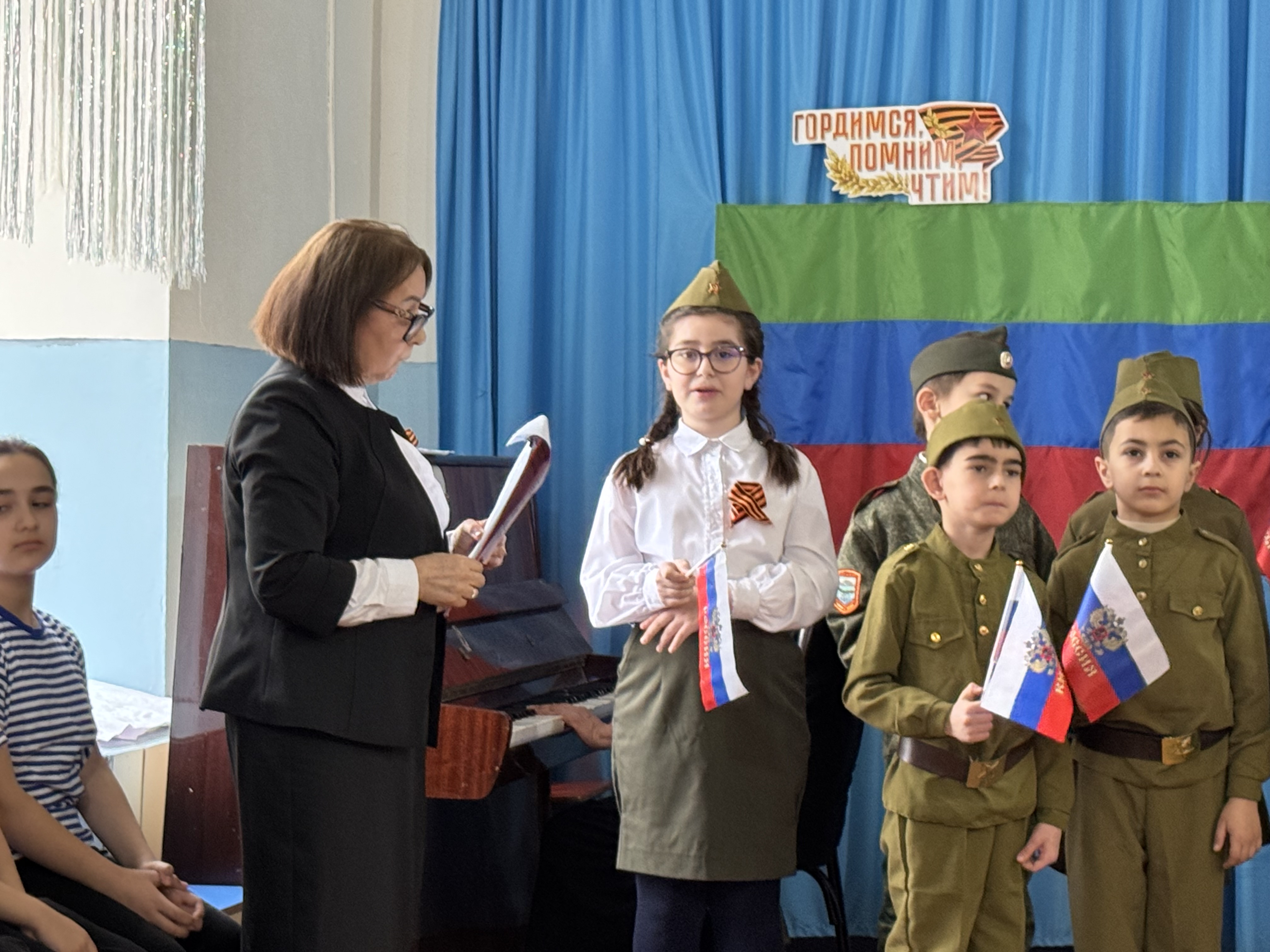 В преддверии праздника Дня Защитника Отечества педагоги Мирзоева Д.А. и Гаджикеримова Ф.Г  провели праздничную литературно-музыкальную  программу "Его зарыли в шар земной"