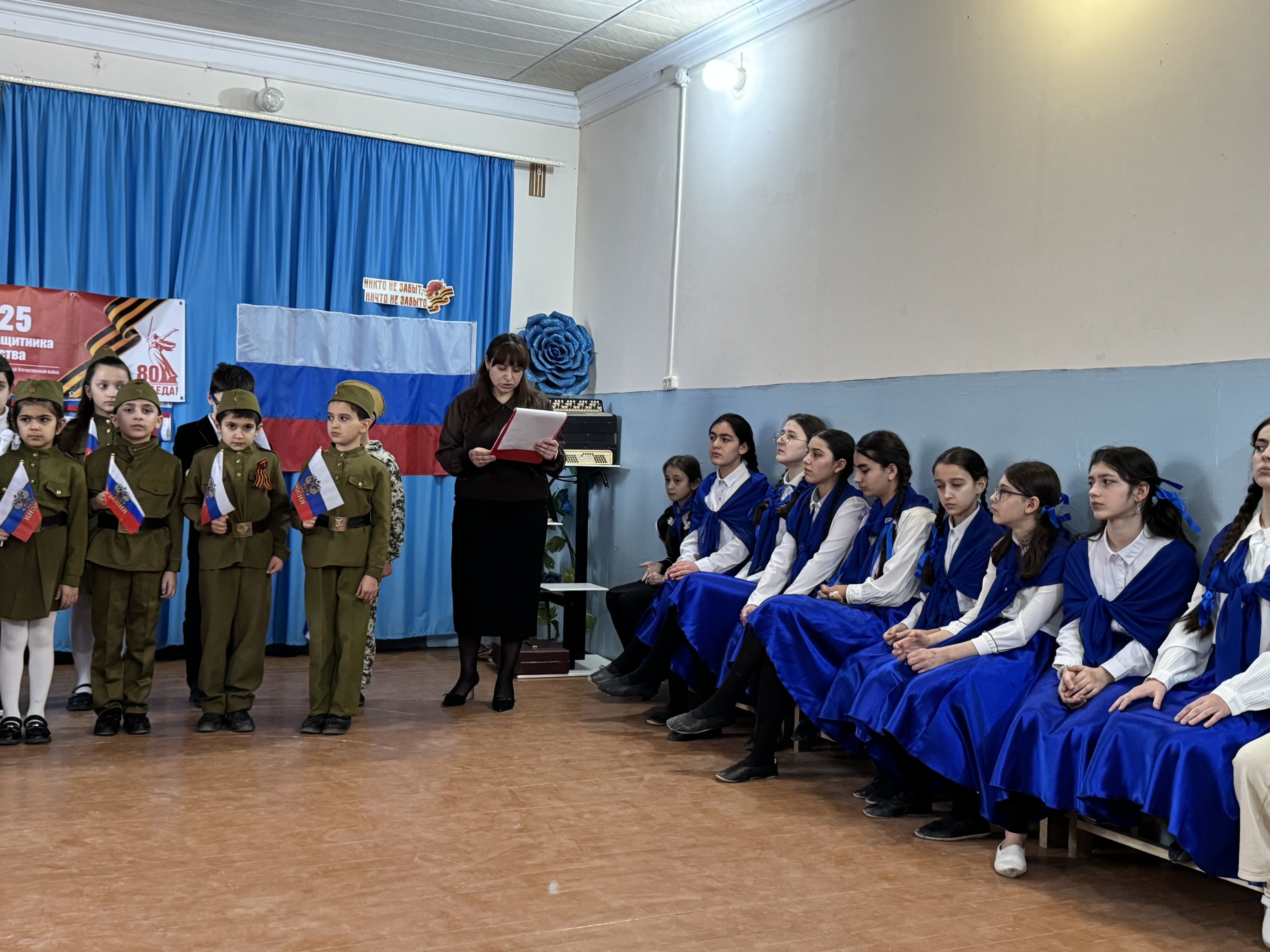 В преддверии праздника Дня Защитника Отечества педагоги Мирзоева Д.А. и Гаджикеримова Ф.Г  провели праздничную литературно-музыкальную  программу "Его зарыли в шар земной"