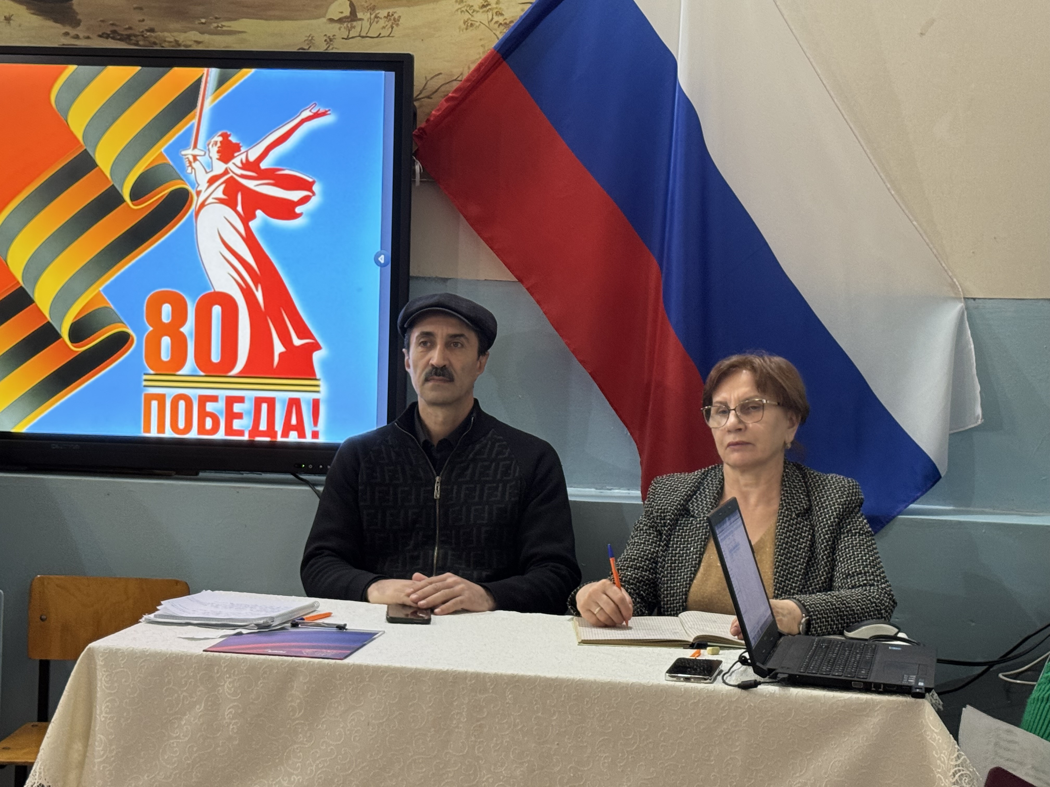 В преддверии праздника Дня Защитника Отечества педагоги Мирзоева Д.А. и Гаджикеримова Ф.Г  провели праздничную литературно-музыкальную  программу "Его зарыли в шар земной"