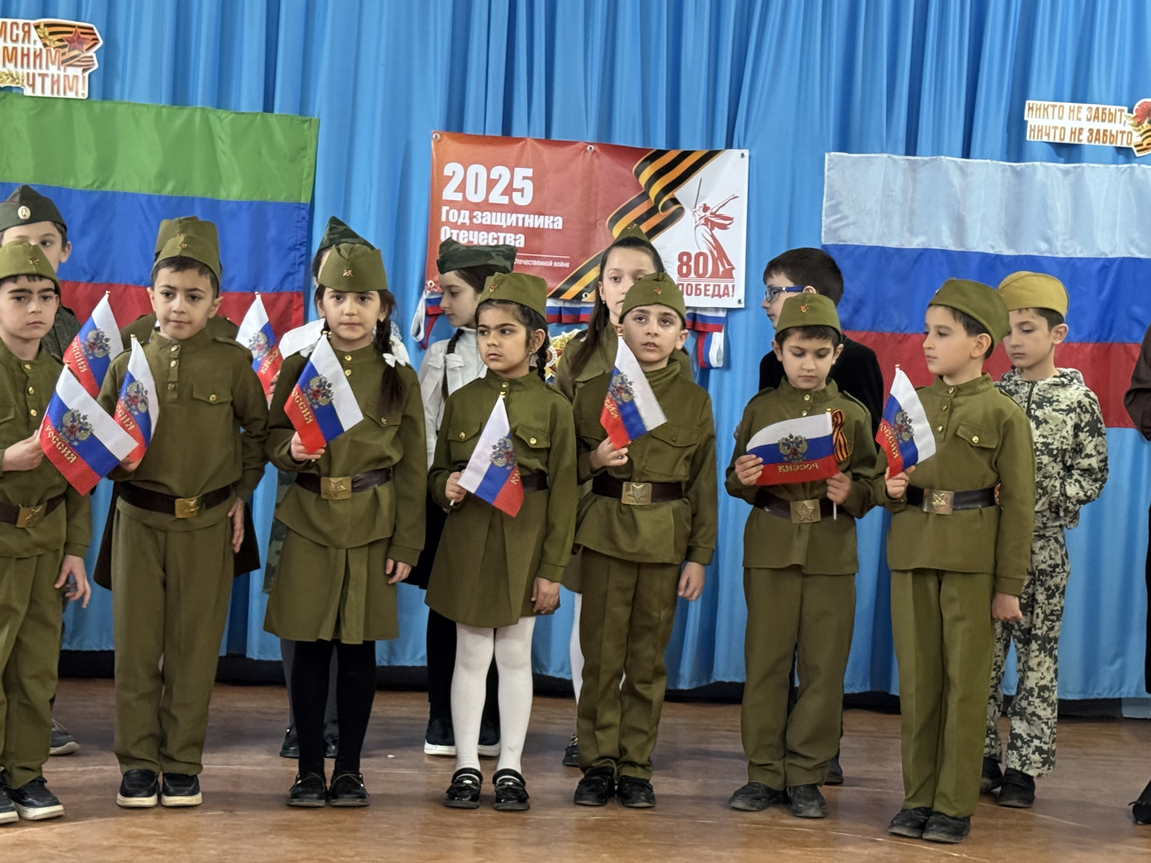 В преддверии праздника Дня Защитника Отечества педагоги Мирзоева Д.А. и Гаджикеримова Ф.Г  провели праздничную литературно-музыкальную  программу "Его зарыли в шар земной"