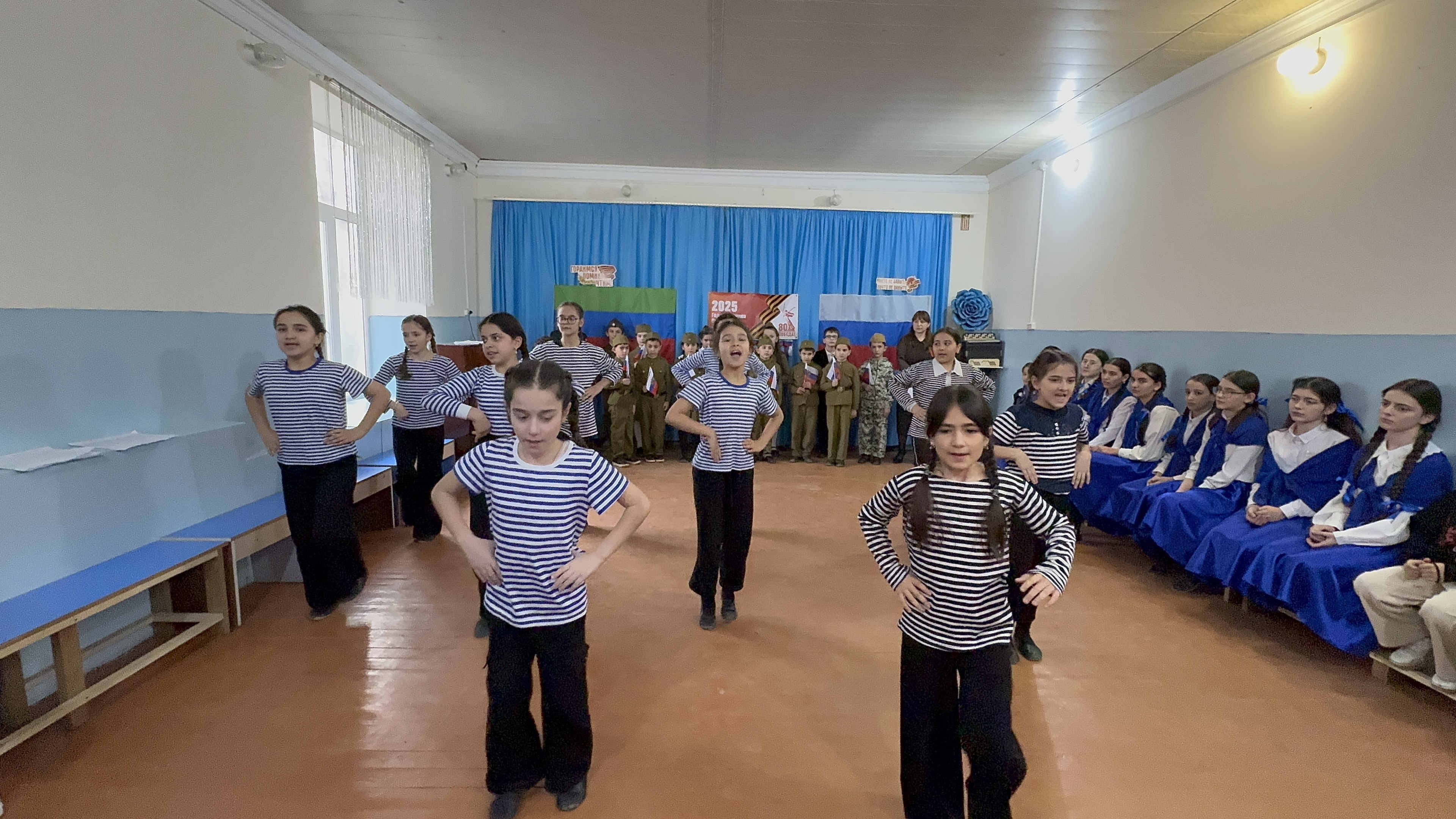 В преддверии праздника Дня Защитника Отечества педагоги Мирзоева Д.А. и Гаджикеримова Ф.Г  провели праздничную литературно-музыкальную  программу "Его зарыли в шар земной"