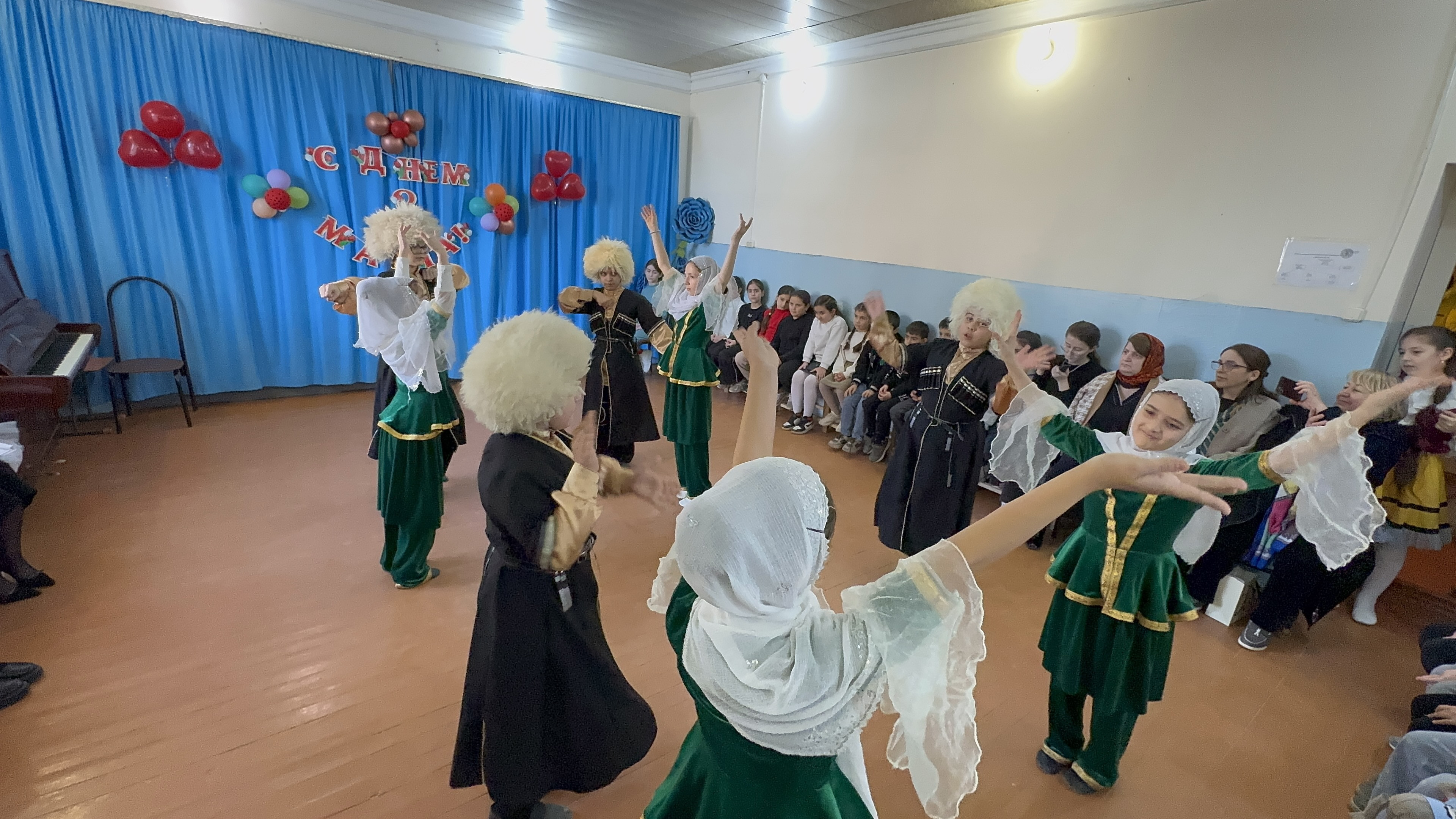 В преддверии Международного женского дня в Доме детского творчества состоялся праздничный концерт.