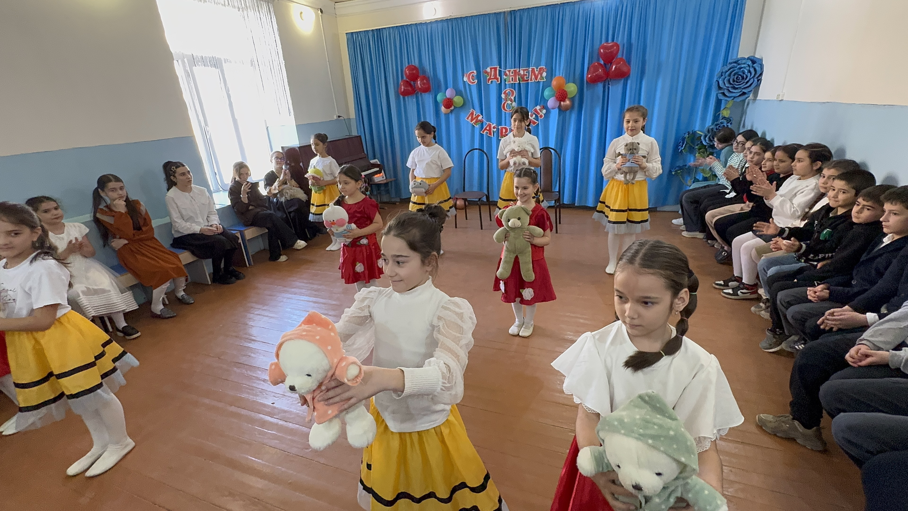 В преддверии Международного женского дня в Доме детского творчества состоялся праздничный концерт.