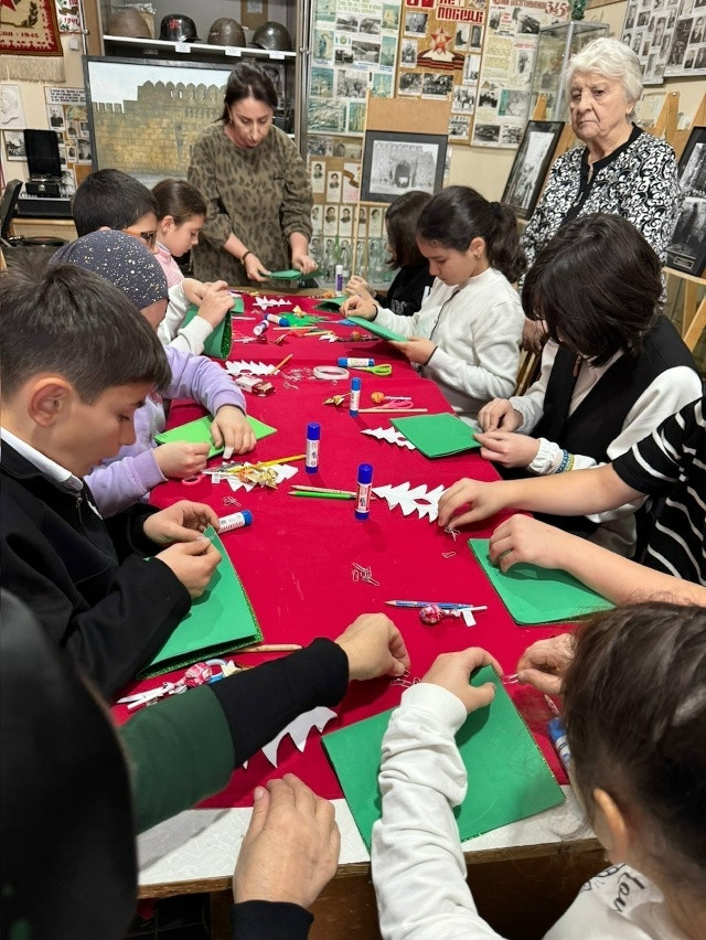 24 декабря в Дагогнинском историко-краеведческом музее педагог Дома детского творчества Абдуллаева Сабина Зияутдиновна провела мастер класс для детей «Новогодняя елочка».