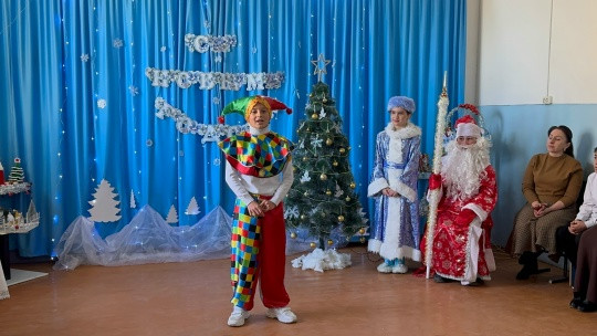 30 декабря в Доме детского творчества прошло незабываемое, яркое, новогоднее, театрализованное, танцевально - музыкальное представление для детей "Новогоднее настроение".