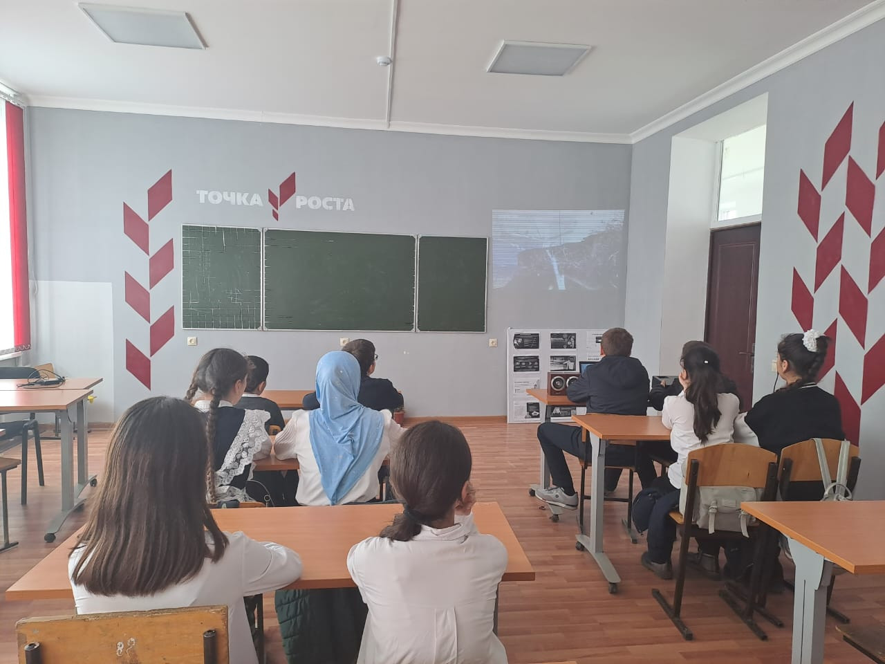 В школе проходит показ документального фильма «Что мы защищаем?» В школе проходит показ документального фильма «Что мы защищаем?»