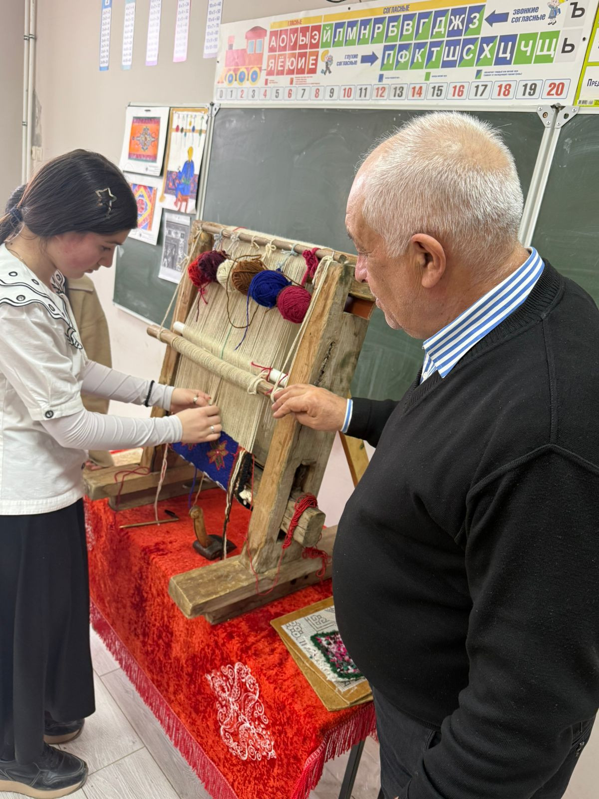 "Ковроткачество".