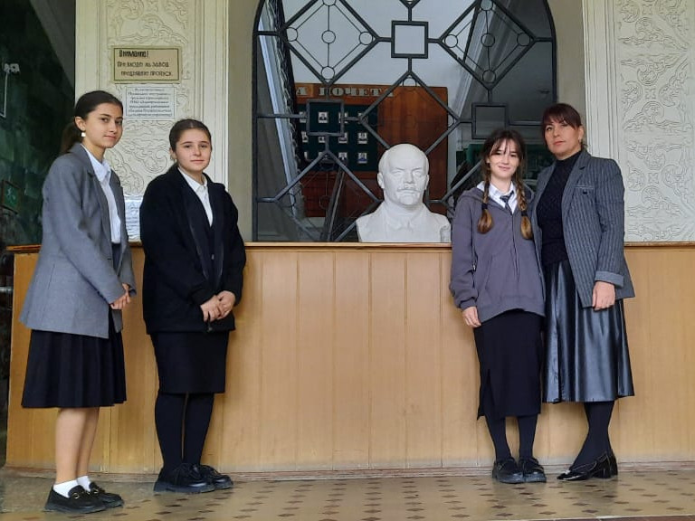 11 октября ученикам МБОУ СОШ 14 г.Дербент провели экскурсию  по проекту "Билет в будущее" на заводе АО "Электросигнал" 11 октября ученикам МБОУ СОШ 14 г.Дербент провели экскурсию  по проекту "Билет в будущее" на заводе АО "Электросигнал"