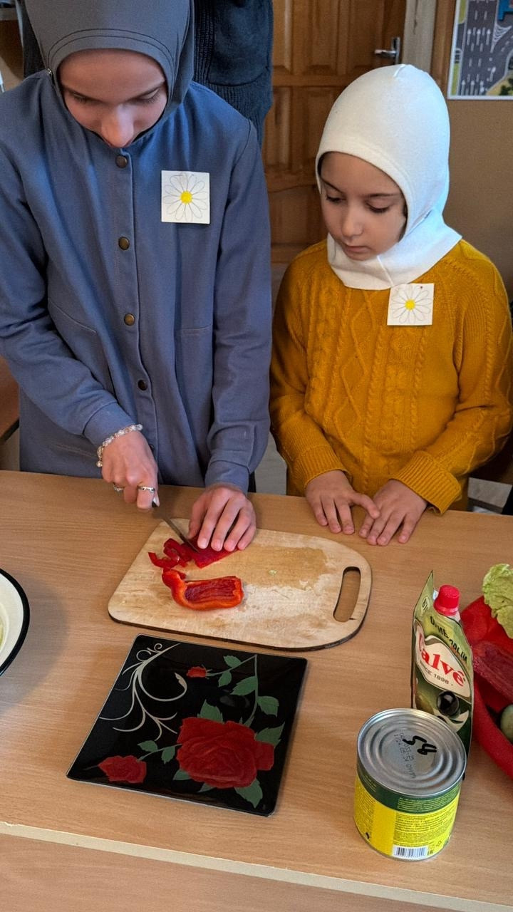 А ну-ка, девочки.