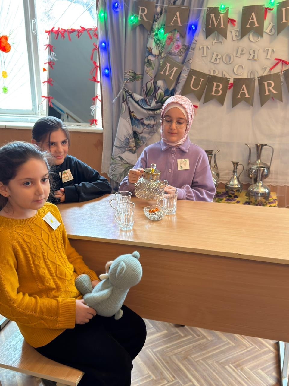 А ну-ка, девочки.