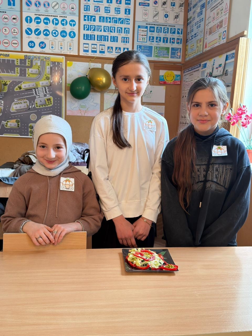 А ну-ка, девочки.