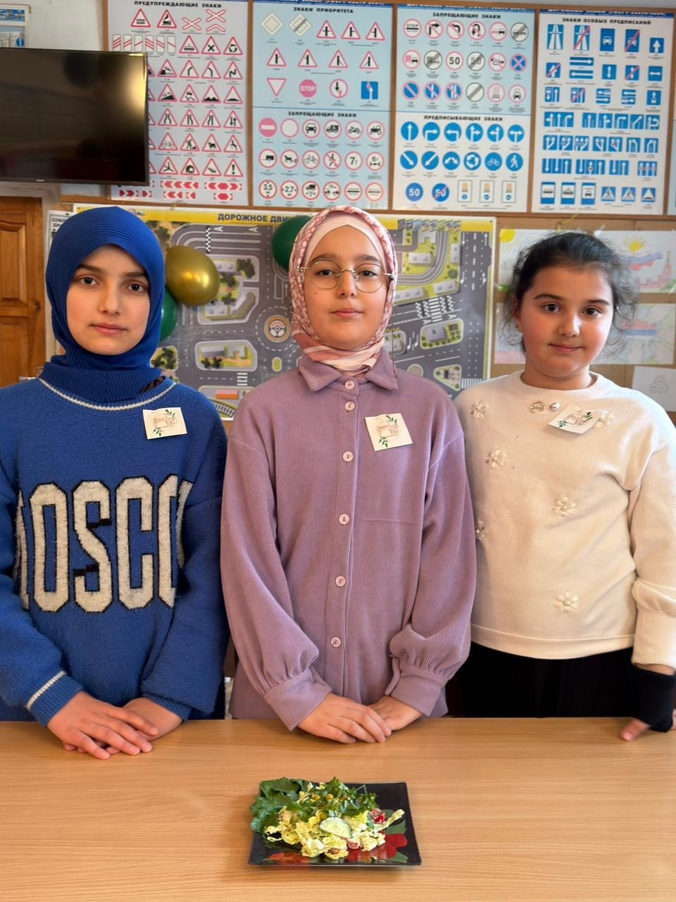 А ну-ка, девочки.