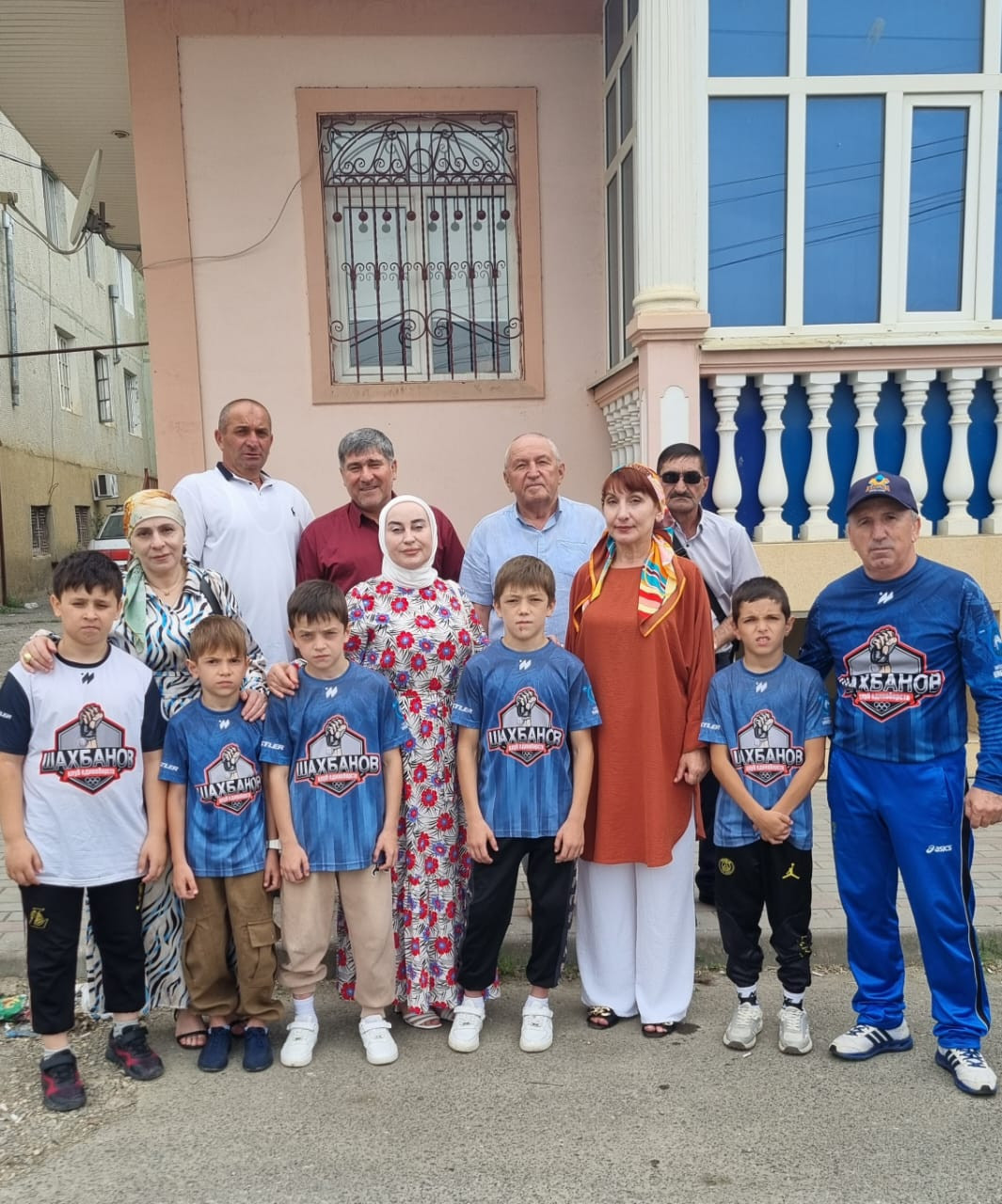 10.07.2024г. Директор ДЮСШ пос. Шамилькала Унцукульского района, Заслуженный тренер РД и РФ, Национальный герой Дагестана Тагир Тагирович Шахбанов ,вместе со своими учениками ДЮСШ п.Шамилькала и творч