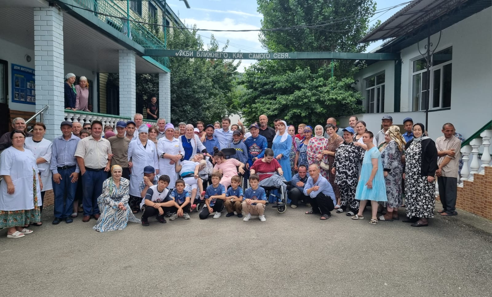 10.07.2024г. Директор ДЮСШ пос. Шамилькала Унцукульского района, Заслуженный тренер РД и РФ, Национальный герой Дагестана Тагир Тагирович Шахбанов ,вместе со своими учениками ДЮСШ п.Шамилькала и творч