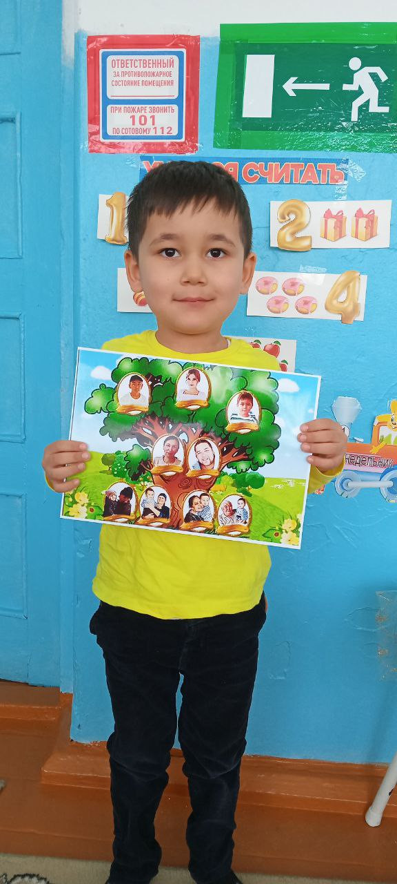 Фотовыставка "Древо семьи" в средней группе "Улыбка". Воспитатель: Шоматова Н.Э.