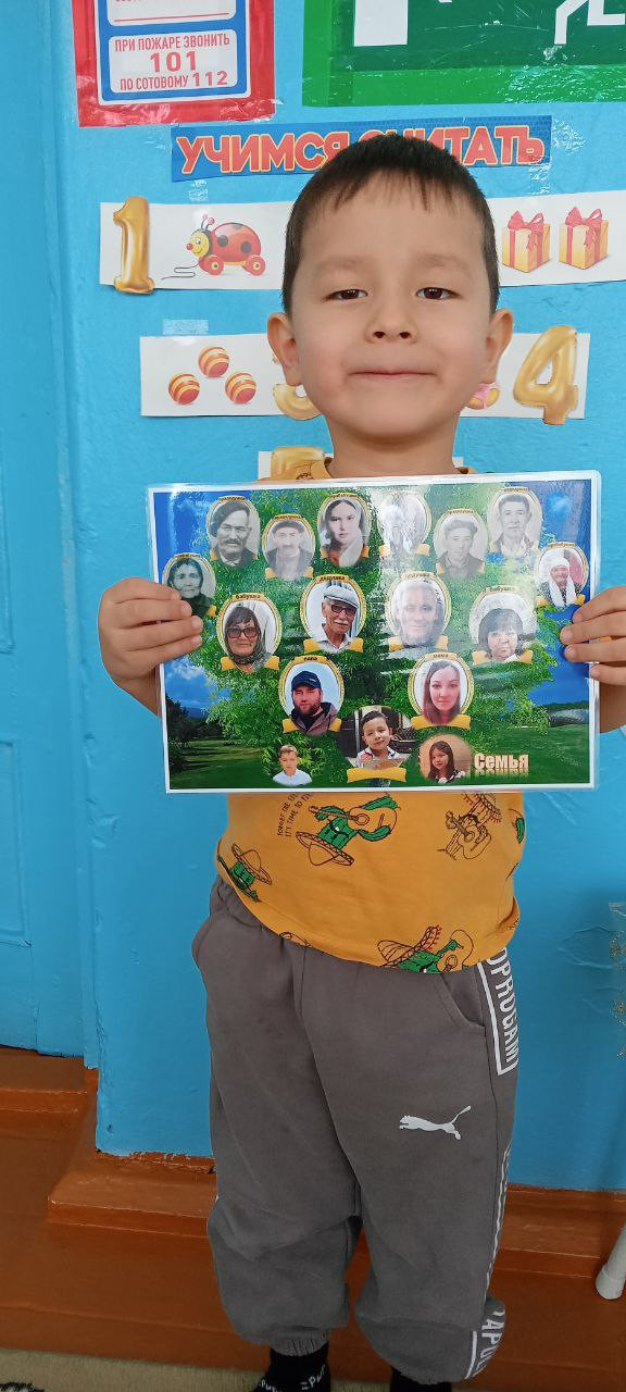 Фотовыставка "Древо семьи" в средней группе "Улыбка". Воспитатель: Шоматова Н.Э.