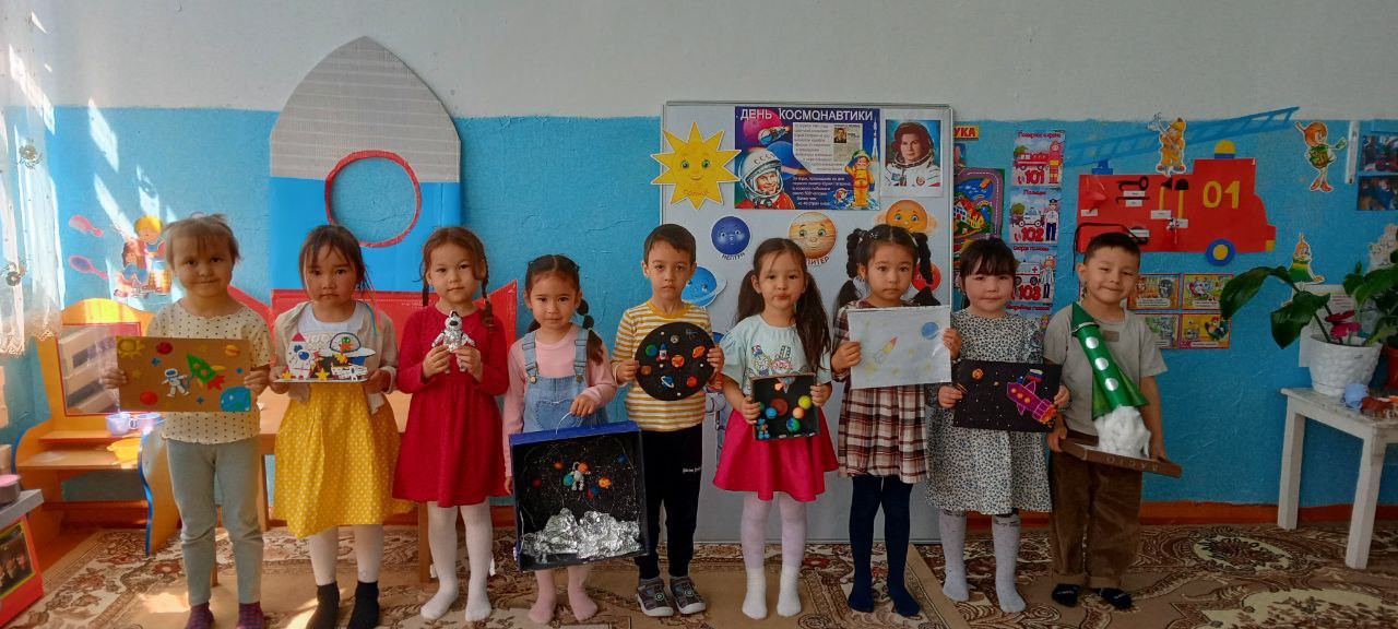 День космонавтики в средней группе "Улыбка". Воспитатель: Шоматова Н.Э.